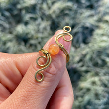 Lade das Bild in den Galerie-Viewer, Orange Sunstone &quot;Ethereal&quot; Wire Ring
