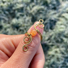 Lade das Bild in den Galerie-Viewer, Orange Sunstone &quot;Ethereal&quot; Wire Ring

