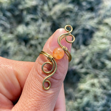 Lade das Bild in den Galerie-Viewer, Orange Sunstone &quot;Ethereal&quot; Wire Ring
