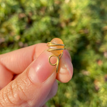 Lade das Bild in den Galerie-Viewer, &quot;Dose of Flower&quot; Nose Cuff
