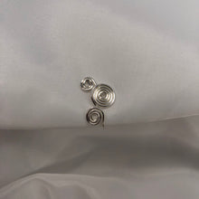 Lade das Bild in den Galerie-Viewer, &quot;Twisted Up&quot; Nose Cuff
