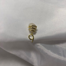 Lade das Bild in den Galerie-Viewer, &quot;Dose of Flower&quot; Nose Cuff
