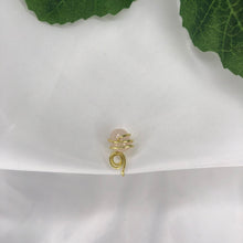 Lade das Bild in den Galerie-Viewer, &quot;Dose of Flower no.4&quot; Nose Cuff
