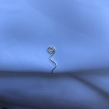 Lade das Bild in den Galerie-Viewer, &quot;One Way&quot; Nose Cuff
