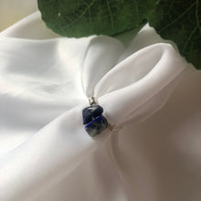 Lade das Bild in den Galerie-Viewer, Lapislazuli Minimal Crystal Ring

