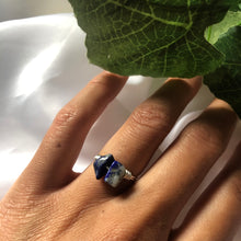 Lade das Bild in den Galerie-Viewer, Lapislazuli Minimal Crystal Ring
