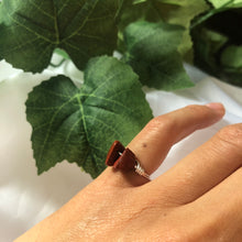 Lade das Bild in den Galerie-Viewer, Red Jasper Minimal Crystal Ring
