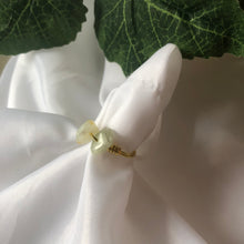 Lade das Bild in den Galerie-Viewer, Olive Jade Minimal Crystal Ring

