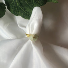 Lade das Bild in den Galerie-Viewer, Olive Jade Minimal Crystal Ring
