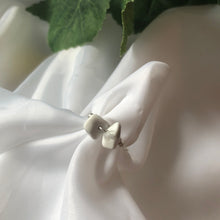 Lade das Bild in den Galerie-Viewer, Howlith Minimal Crystal Ring
