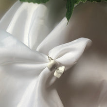 Lade das Bild in den Galerie-Viewer, Howlith Minimal Crystal Ring
