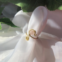 Lade das Bild in den Galerie-Viewer, &quot;Symphony&quot; Crystal Wire Ring
