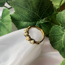 Lade das Bild in den Galerie-Viewer, Dalmatian Jasper Wire Ring
