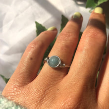 Lade das Bild in den Galerie-Viewer, Aquamarine &quot;Divine&quot; Wire Ring

