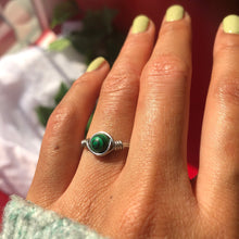 Lade das Bild in den Galerie-Viewer, Malachite &quot;Divine&quot; Wire Ring
