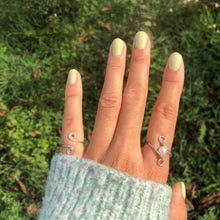 Lade das Bild in den Galerie-Viewer, Pearl &quot;Infinity&quot; Wire Ring
