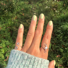 Lade das Bild in den Galerie-Viewer, Pearl &quot;Infinity&quot; Wire Ring

