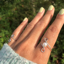 Lade das Bild in den Galerie-Viewer, Pearl &quot;Infinity&quot; Wire Ring
