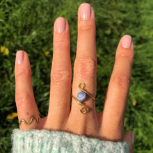 Lade das Bild in den Galerie-Viewer, Sodalite “Infinity” Wire Ring
