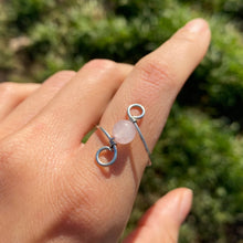 Lade das Bild in den Galerie-Viewer, Rose Quartz “Infinity” Wire Ring
