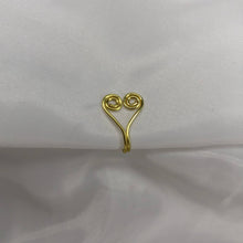 Lade das Bild in den Galerie-Viewer, &quot;Twisted Love&quot; Nose Cuff
