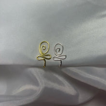 Lade das Bild in den Galerie-Viewer, &quot;Bloomin&#39; &quot; Nose Cuff
