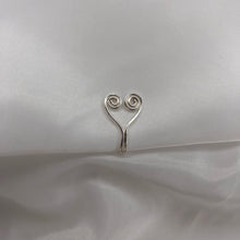Lade das Bild in den Galerie-Viewer, &quot;Twisted Love&quot; Nose Cuff
