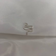 Lade das Bild in den Galerie-Viewer, &quot;Spiral&quot; Nose Cuff

