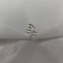 Lade das Bild in den Galerie-Viewer, &quot;Spiral no.3&quot; Nose Cuff
