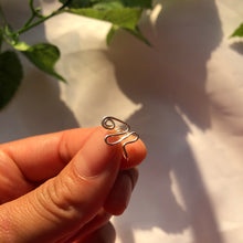 Lade das Bild in den Galerie-Viewer, &quot;Spiral no.3&quot; Nose Cuff
