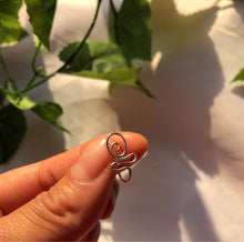 Lade das Bild in den Galerie-Viewer, &quot;Bloomin&#39; &quot; Nose Cuff
