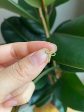 Lade das Bild in den Galerie-Viewer, &quot;Leslie&quot; Nose Cuff
